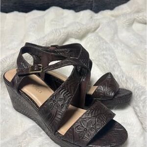 Brown wedge sandals with high heel and textured straps